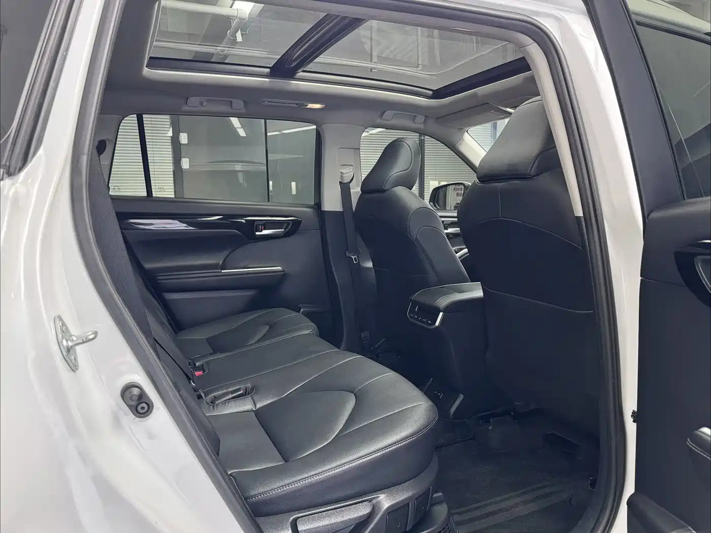 Toyota Highlander 2023 2.5L Smart Hybrid Dual Engine AWD Luxury 7-Seater фото 15