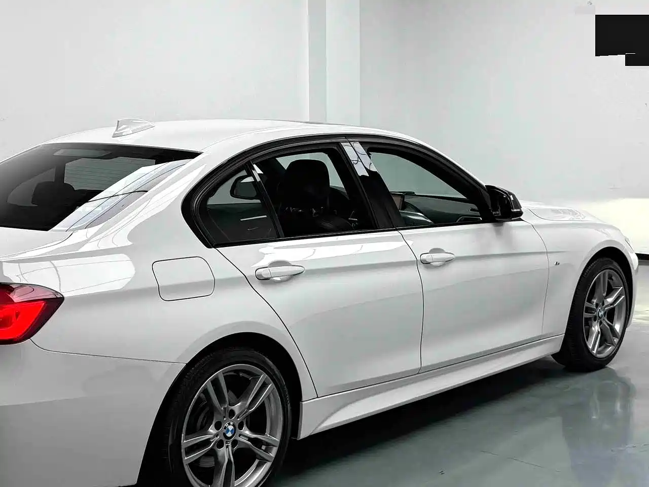BMW 3 Series 2018 320i M Sport Black Night Edition фото 9