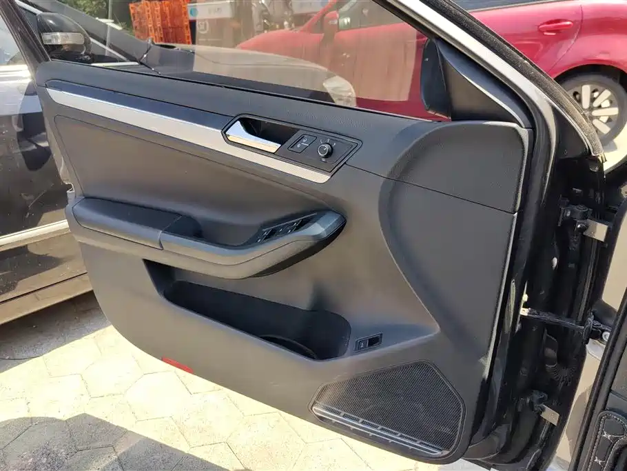 Volkswagen Sagitar 2015 1.6L Manual Comfort фото 7