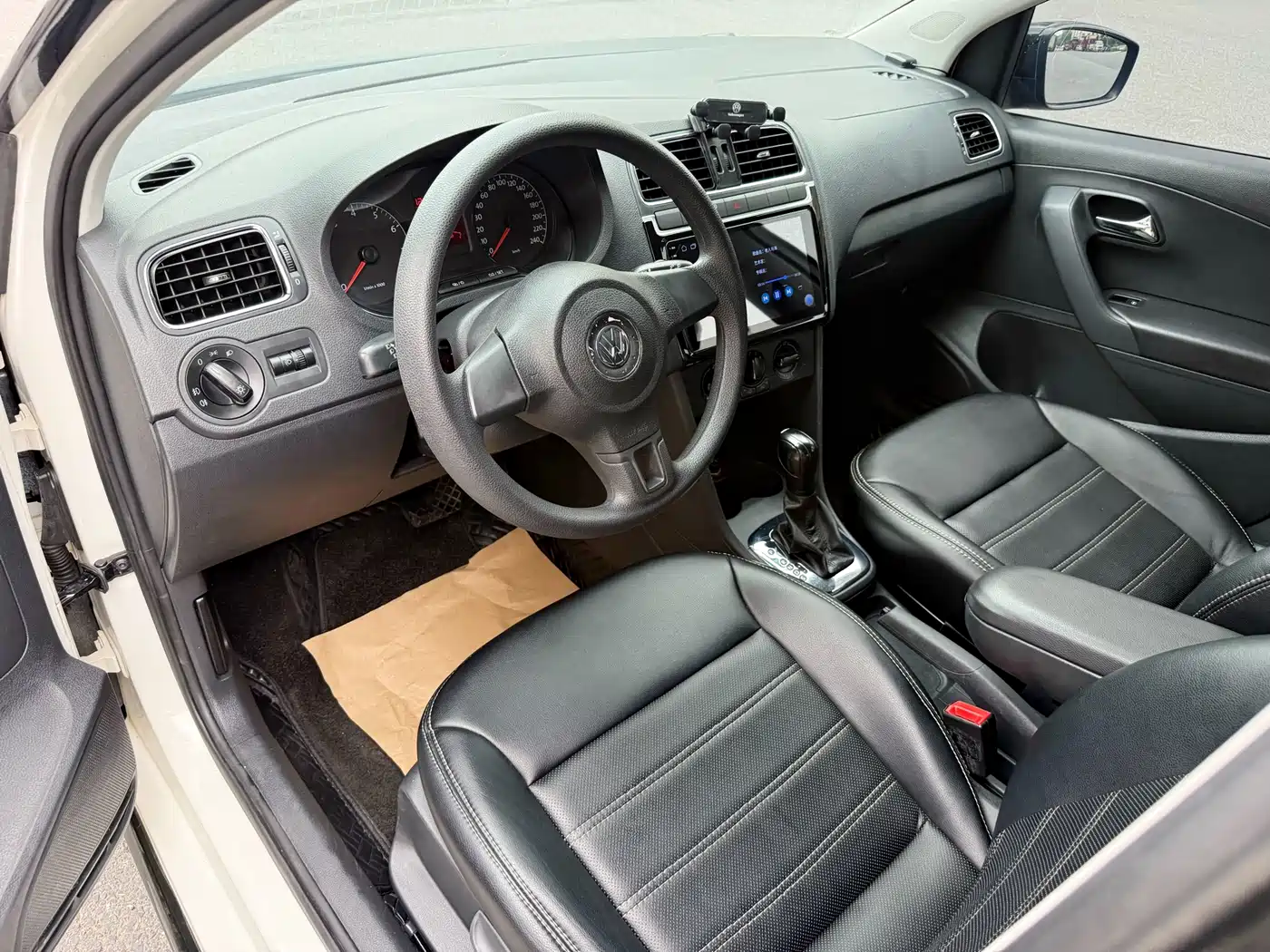 Volkswagen Polo 2013 1.4L Automatic Comfort Edition фото 4
