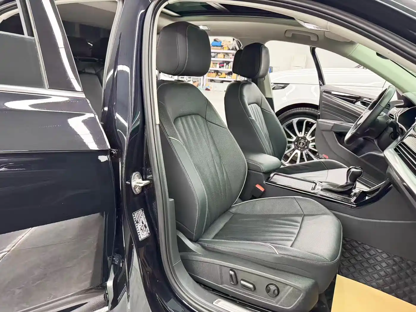 Volkswagen Passat 2023 Facelift 330TSI Starlight Luxury Edition фото 14