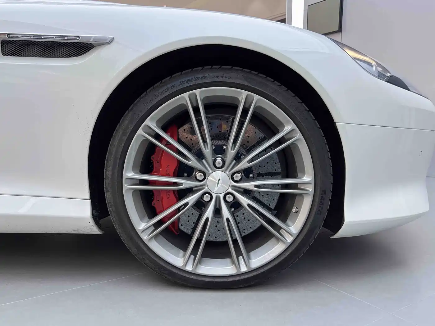 Aston Martin DB9 2014 2013 6.0L Coupe