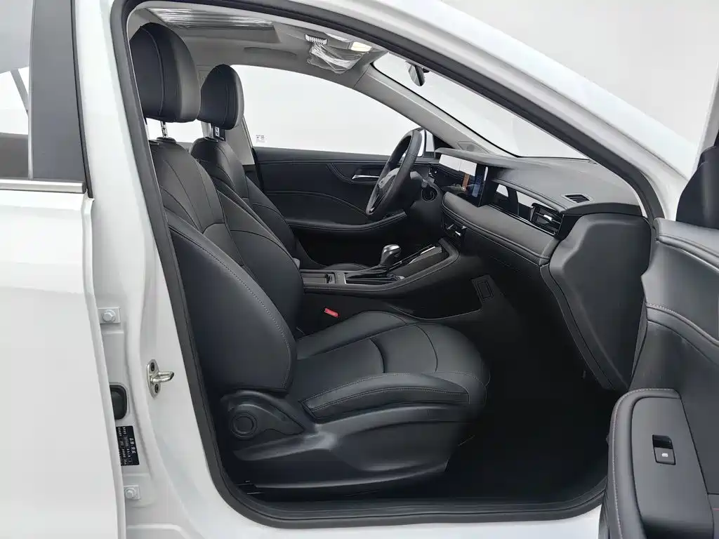 Фото 23 - Roewe i5