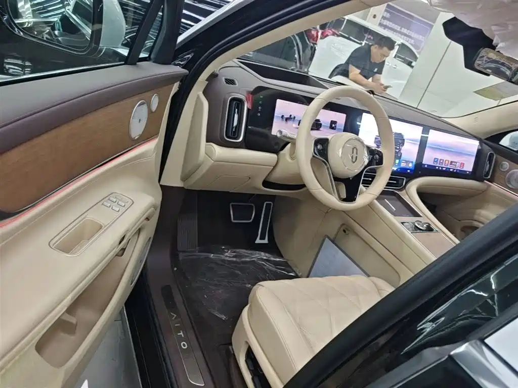AITO Wenjie AITO M9 2025 Extended Range Ultra 52kWh 5-Seater фото 16