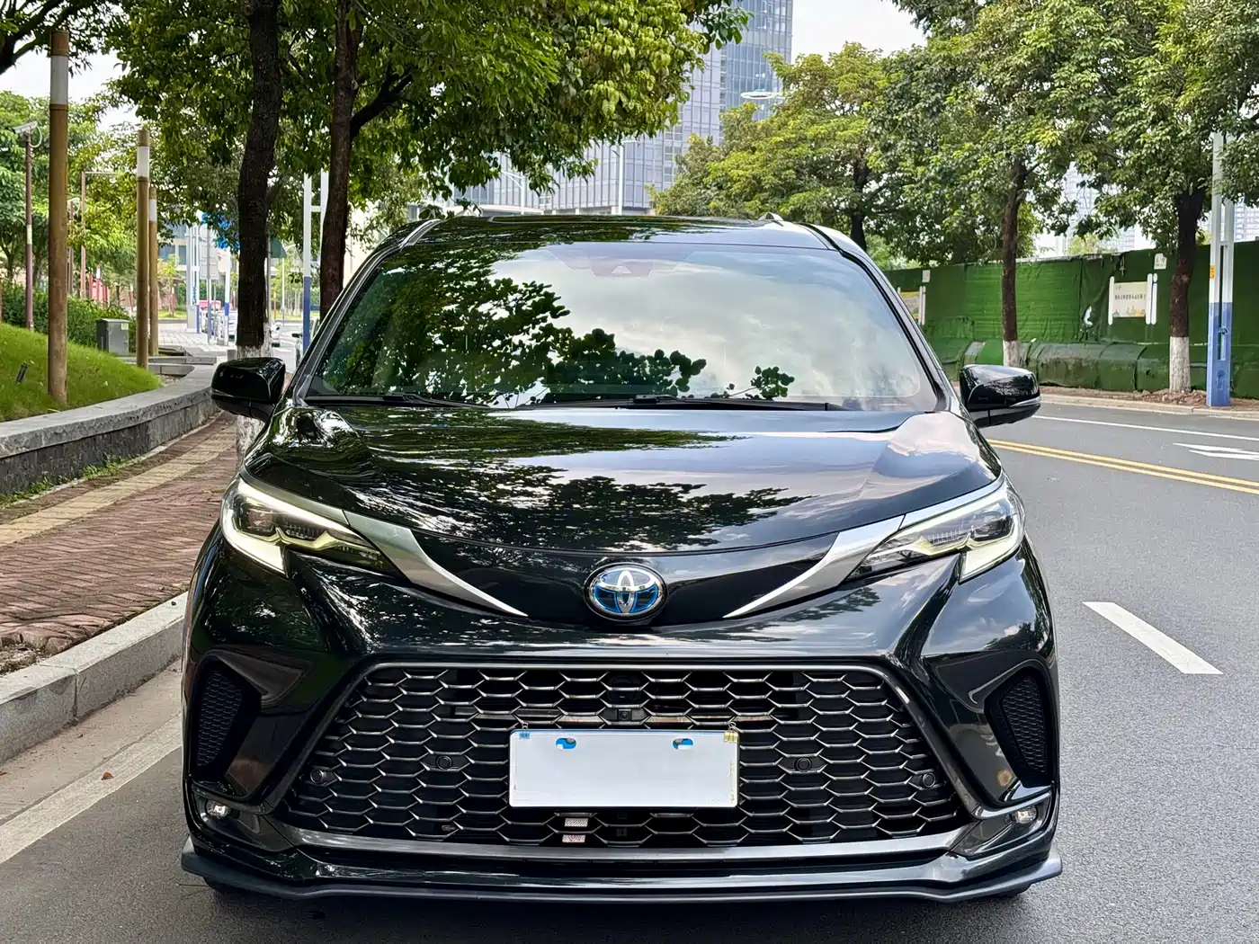 Toyota Granvia 2023 2.5L Hybrid Prestige PLUS Edition фото 3
