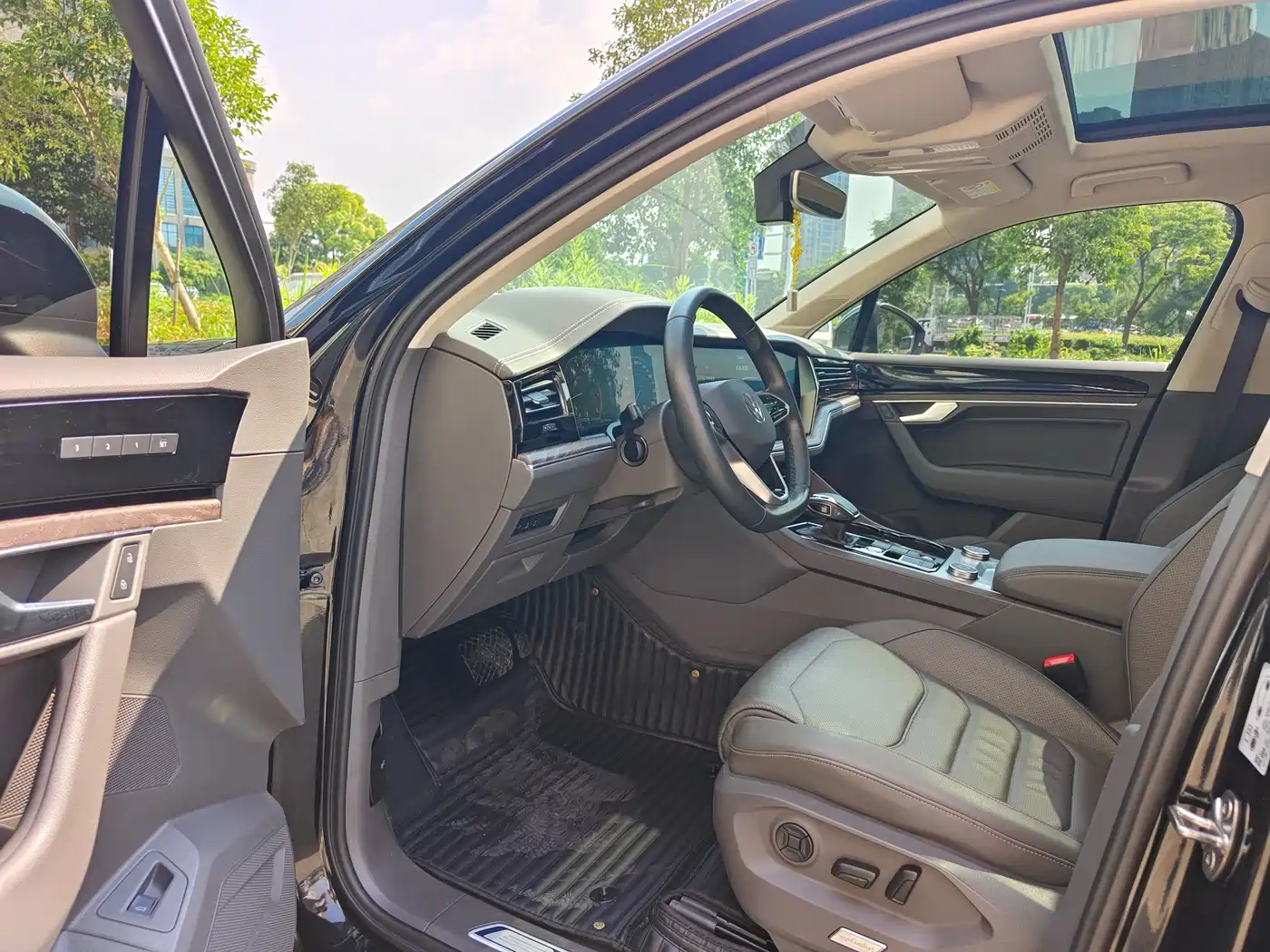 Volkswagen Touareg 2022 3.0TSI Rui Xiang Edition Gloss Black Sport Package фото 7