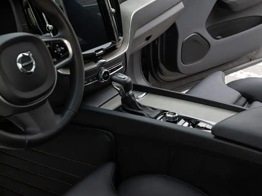 Фото 8 - Volvo XC60
