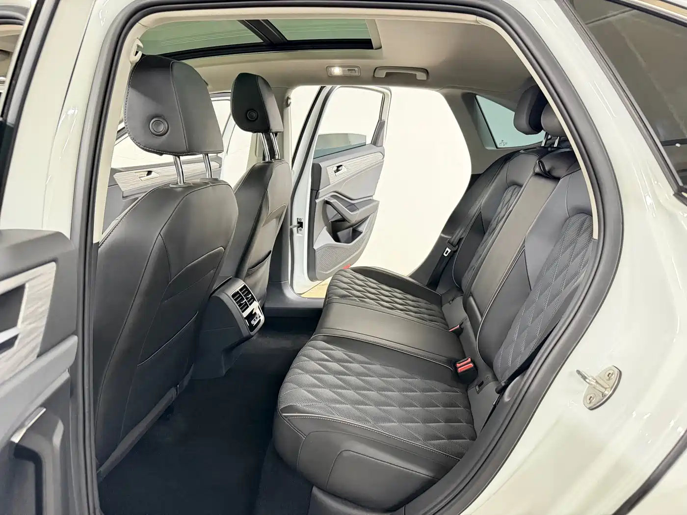 Volkswagen Sagitar 2023 Model Year 280TSI DSG Surpass Edition фото 10