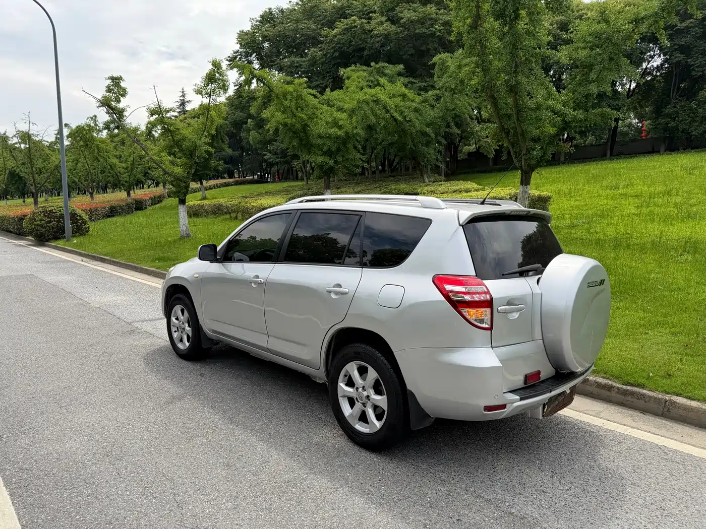 Toyota RAV4 Rongfang 2010 2.0L Automatic Luxury Upgrade Edition фото 6