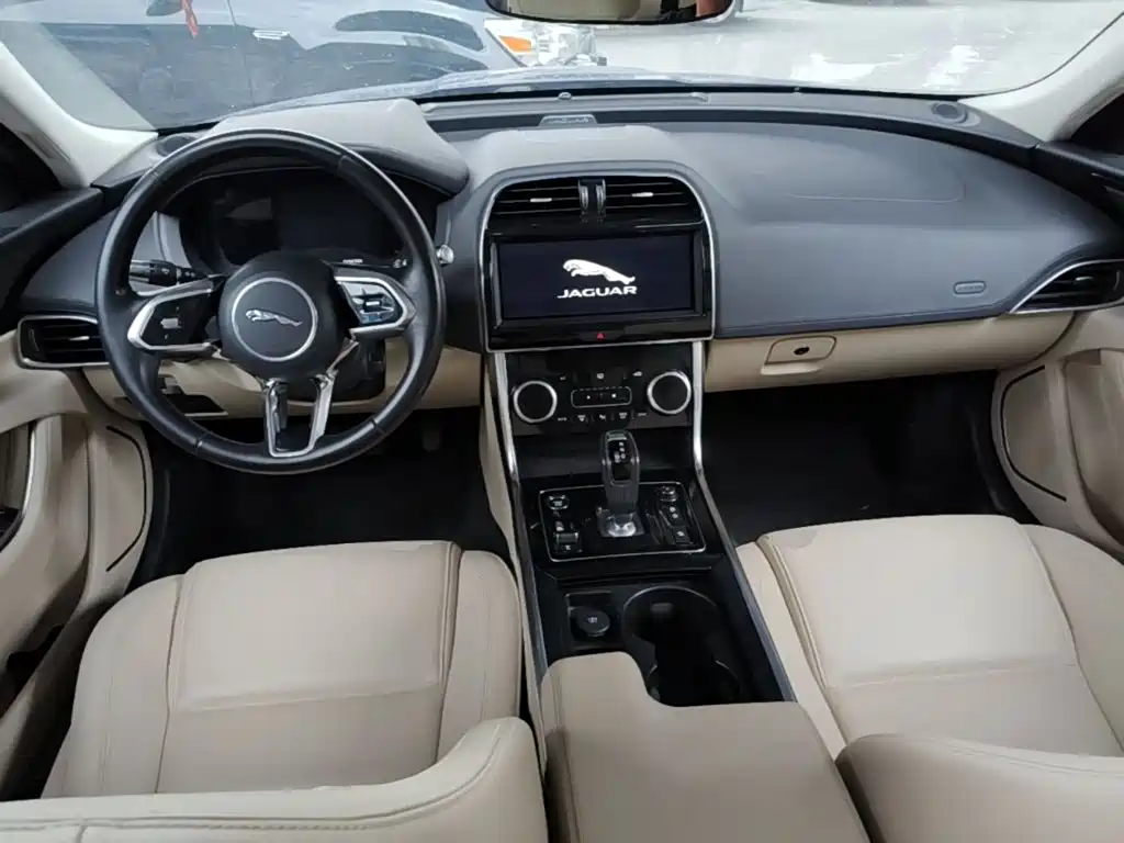 Фото 10 - Jaguar XEL