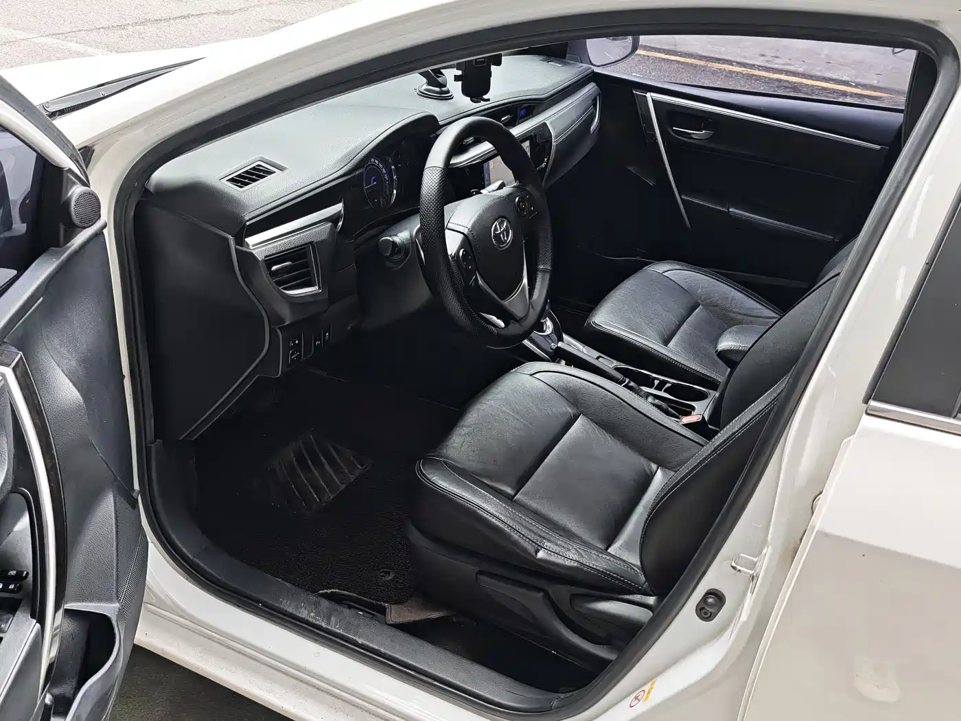 Toyota Corolla 2016 Dual Hybrid 1.8L E-CVT Elite Edition фото 2