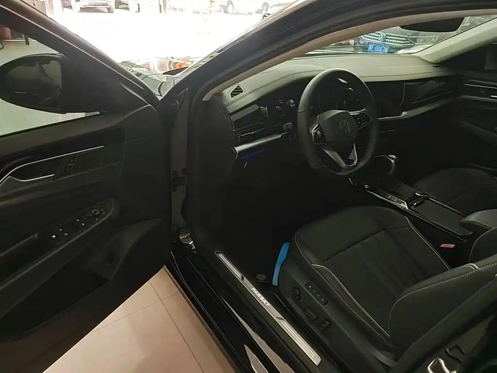 Volkswagen Passat 2024 380TSI Luxury фото 16
