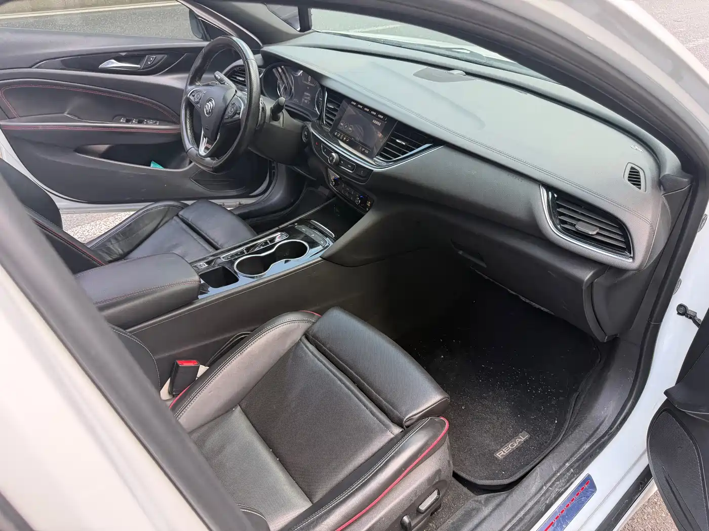 Photo 16 - Buick Regal