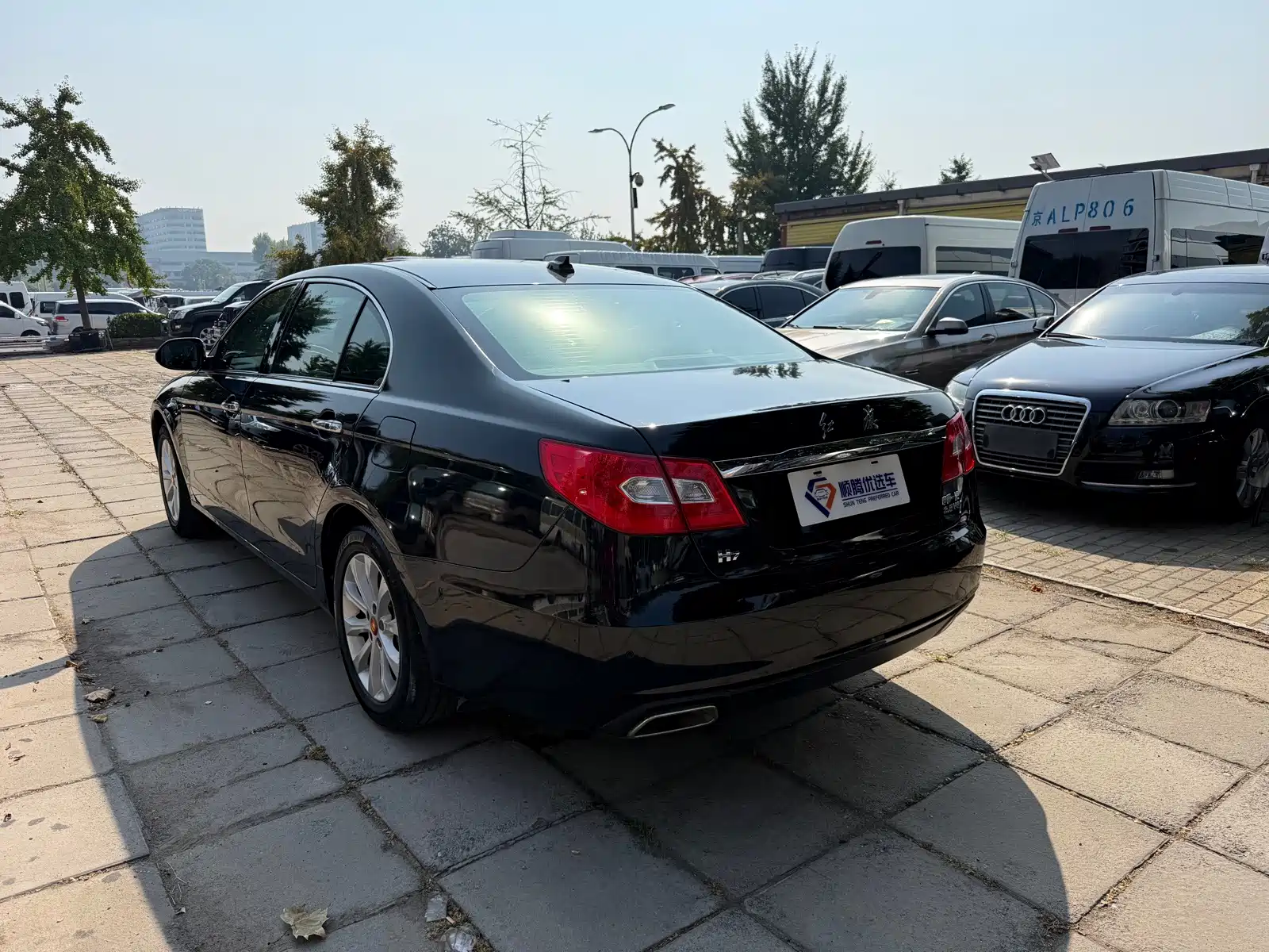Фото 6 - Hongqi H7