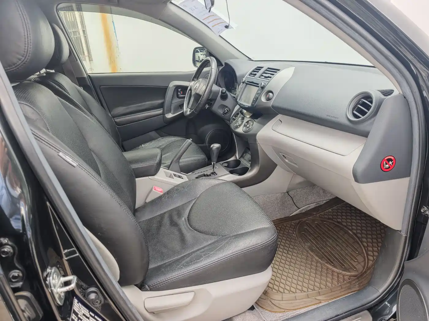 Toyota RAV4 Rongfang 2010 2.0L Automatic Luxury Upgrade Edition фото 13