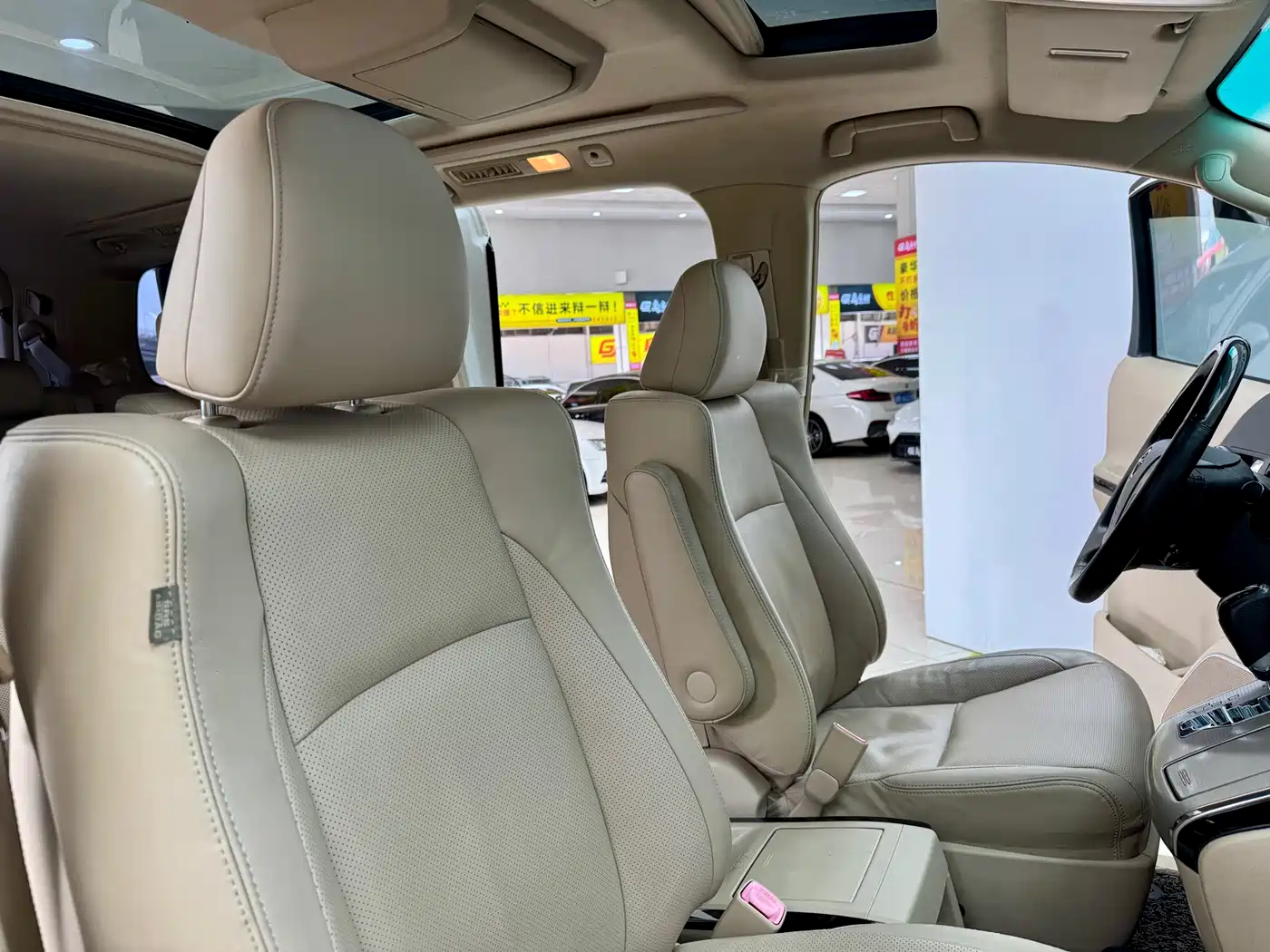 Toyota Alphard фото 14