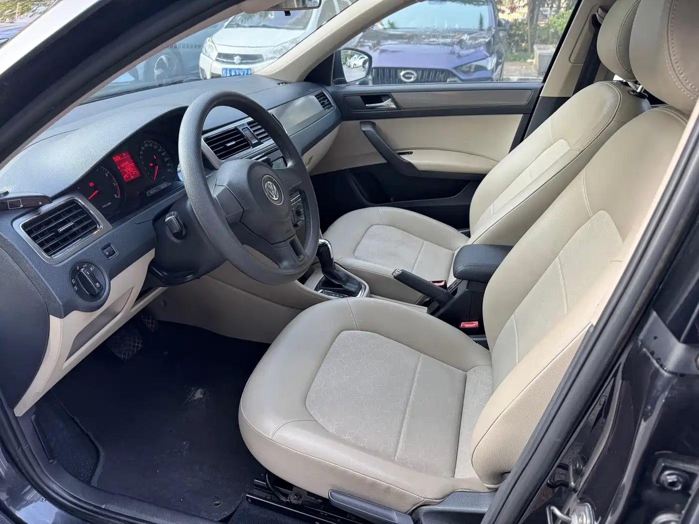 Volkswagen Santana 2015 1.6L Automatic Comfort Edition фото 6