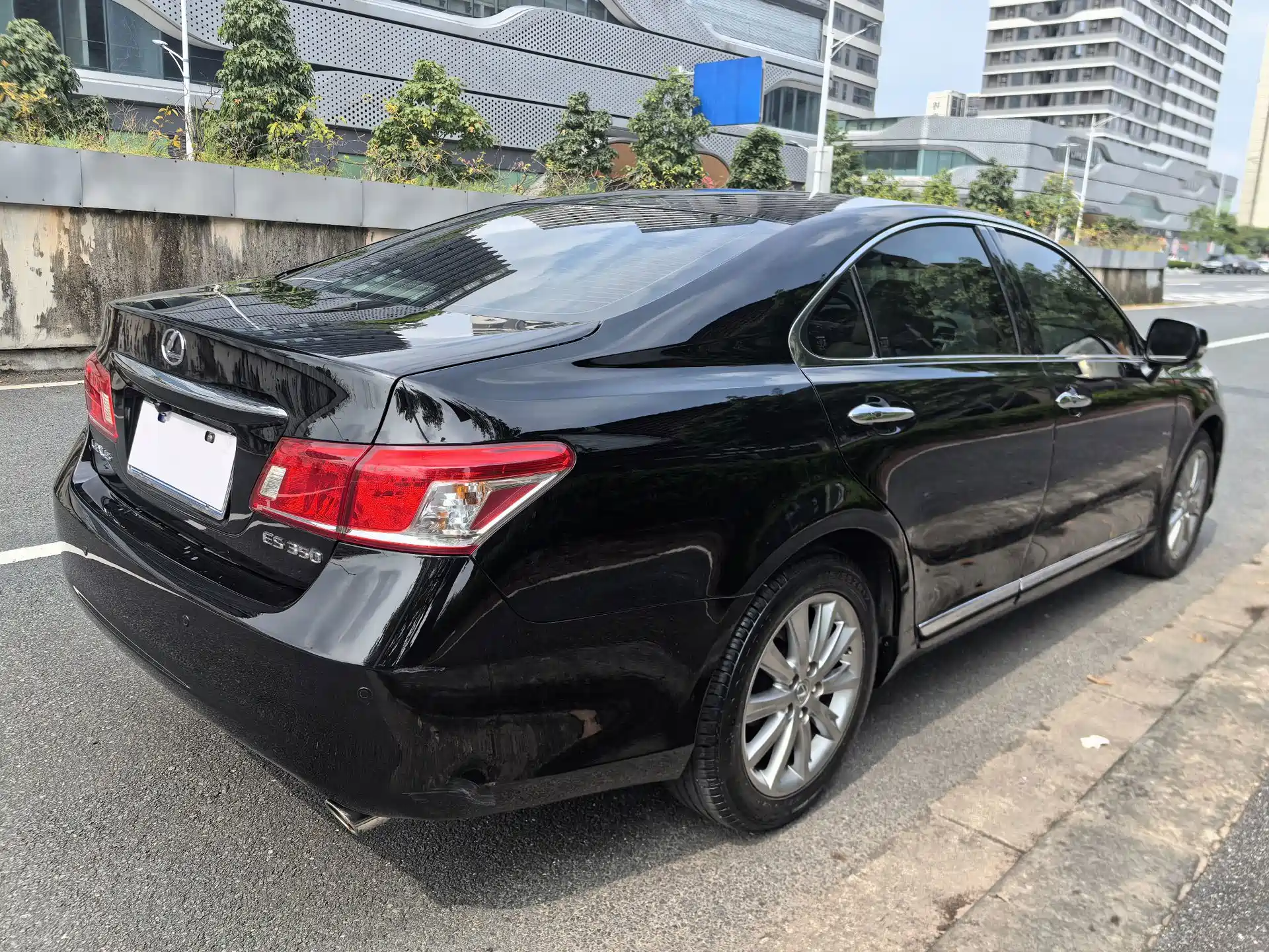 Photo 7 - Lexus ES