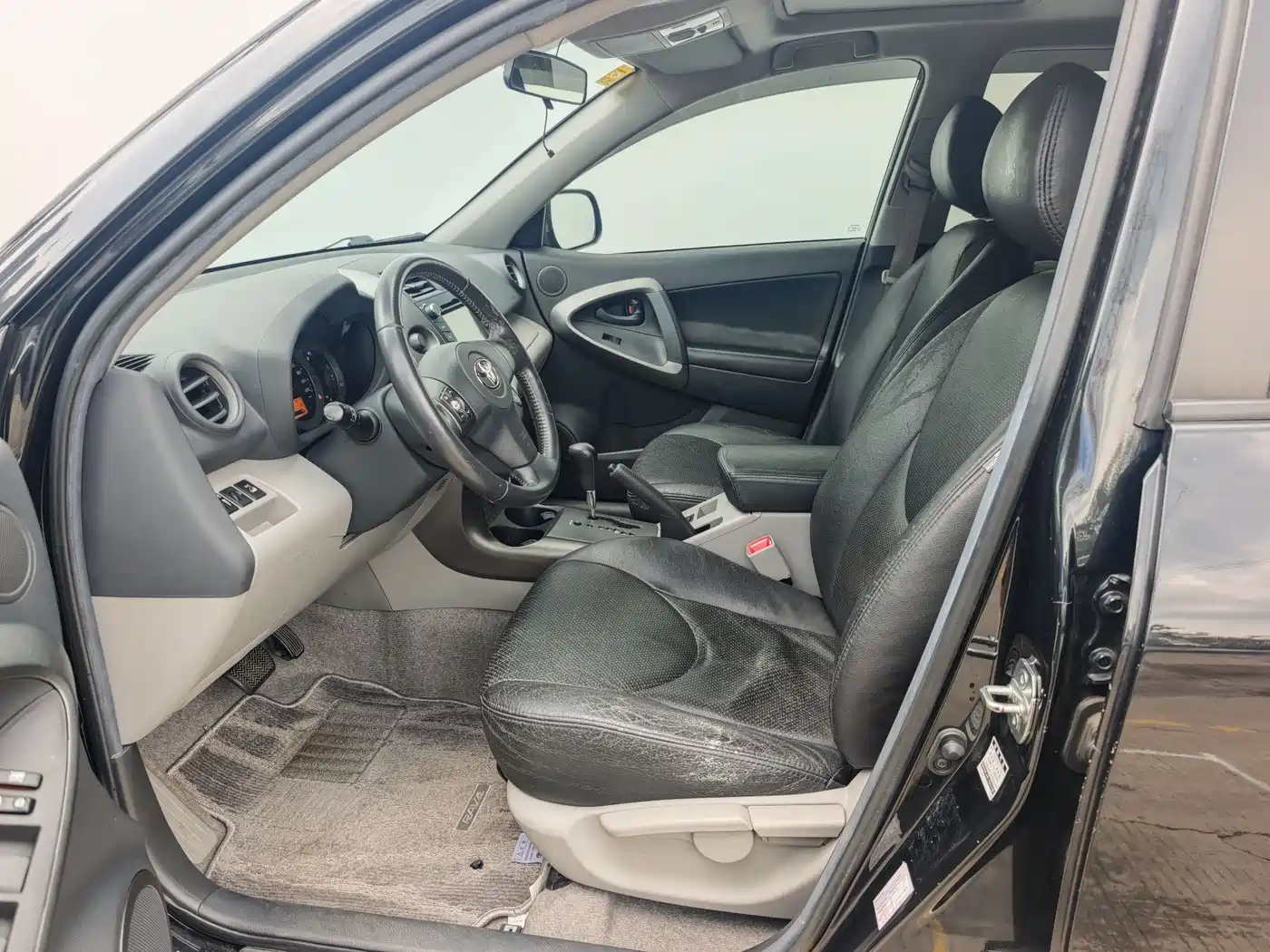 Toyota RAV4 Rongfang 2010 2.0L Automatic Luxury Upgrade Edition фото 15