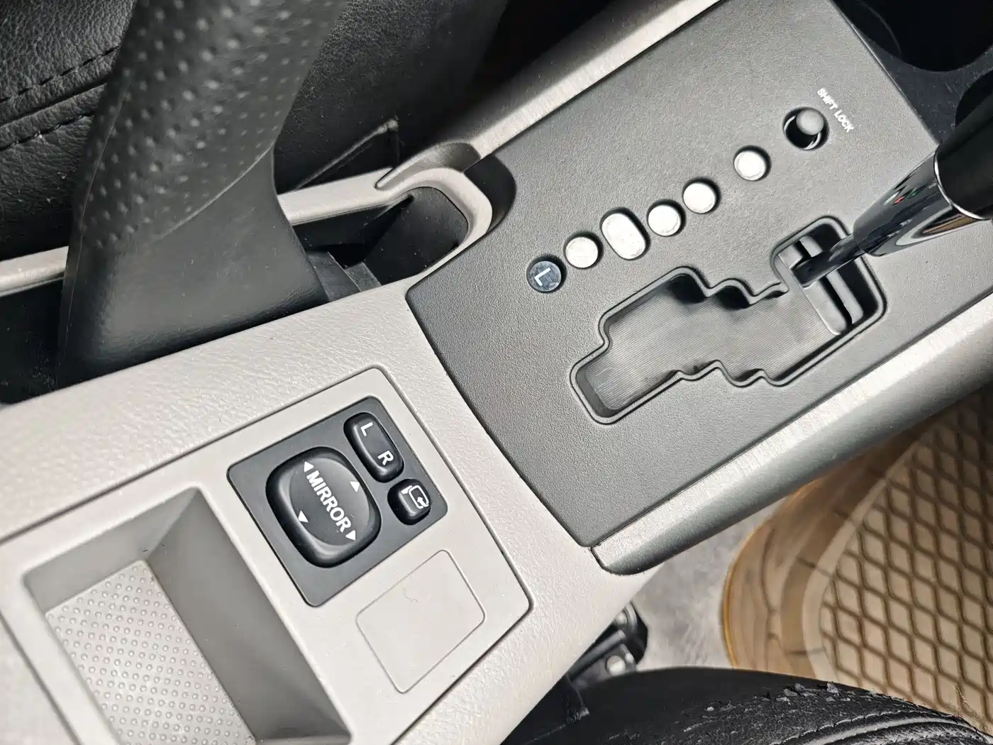 Toyota RAV4 Rongfang 2010 2.0L Automatic Luxury Upgrade Edition фото 26