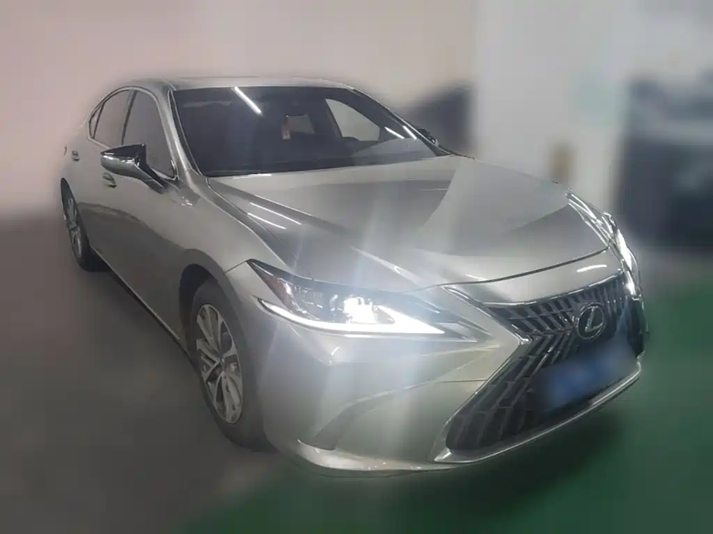 Фото 24 - Lexus ES