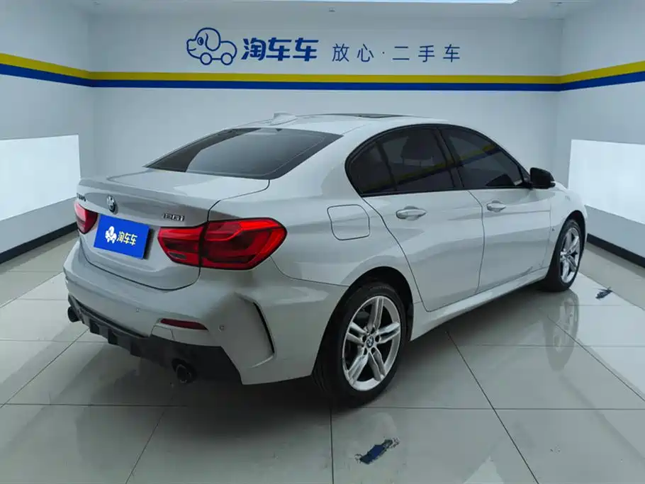 BMW 1 Series 2021 120i M Sport Shadow Edition фото 3