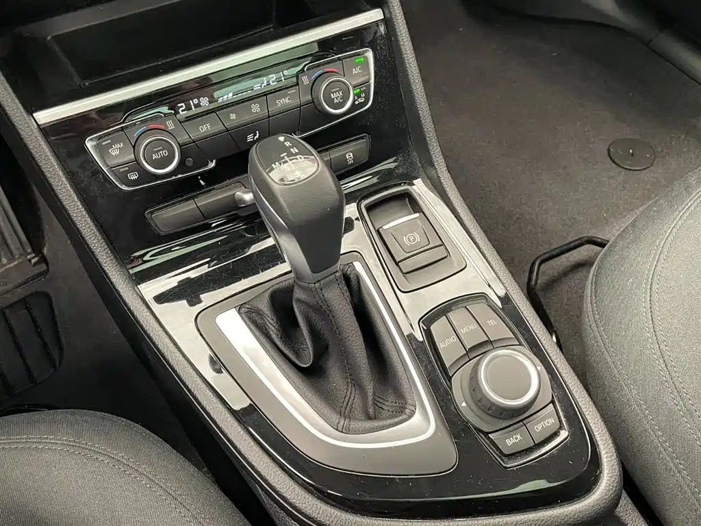 BMW 2 Series Touring 2016 218i Leading фото 10