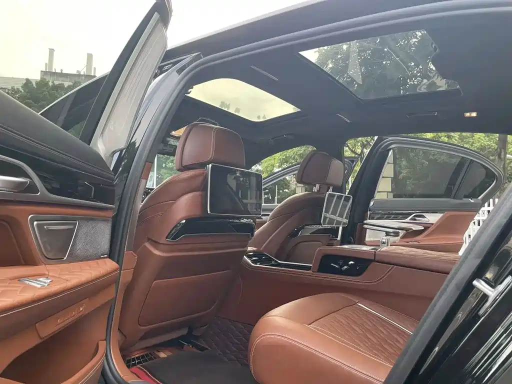 Фото 5 - BMW 7 Series
