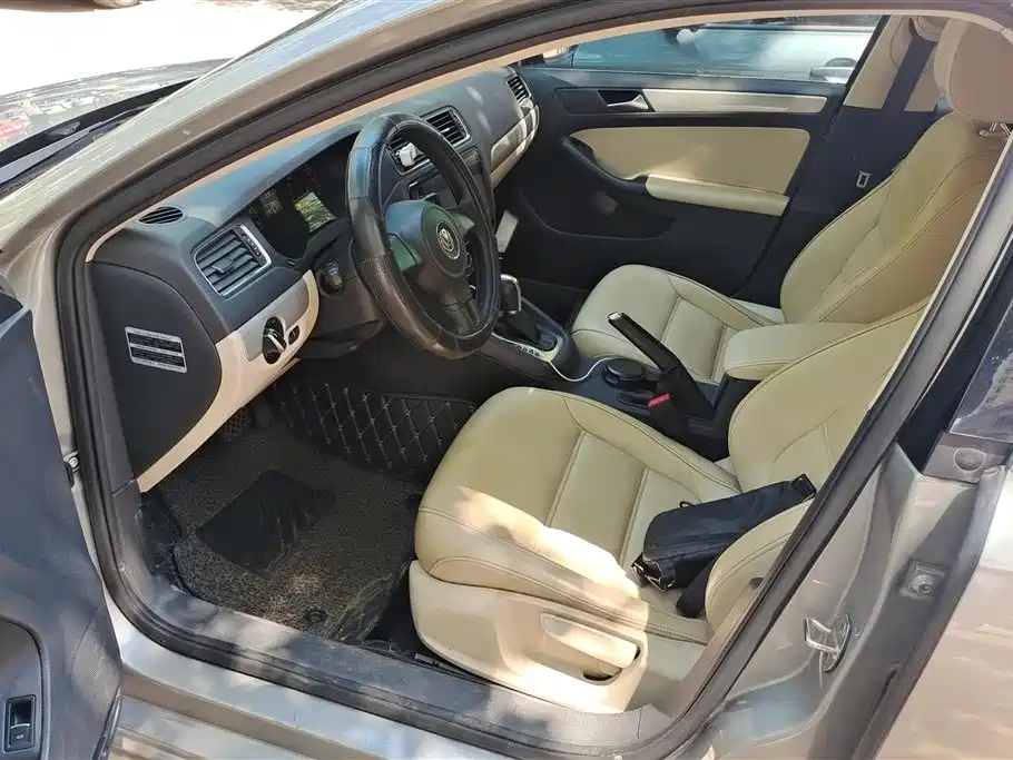 Volkswagen Sagitar 2012 1.6L Automatic Comfort Type фото 9