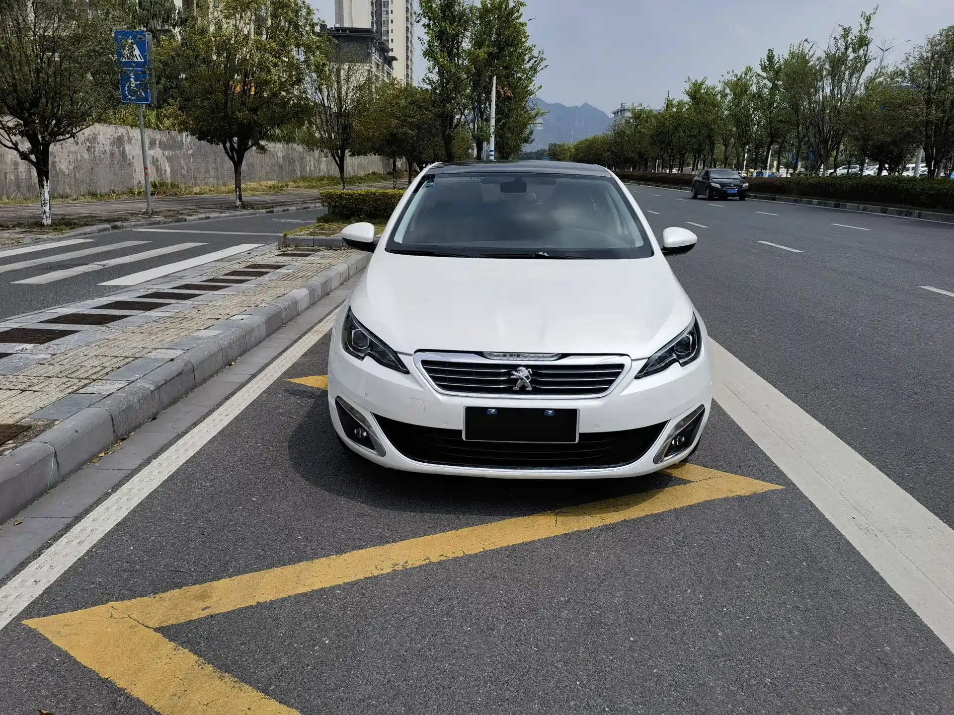 صورة 2 - Peugeot 308S