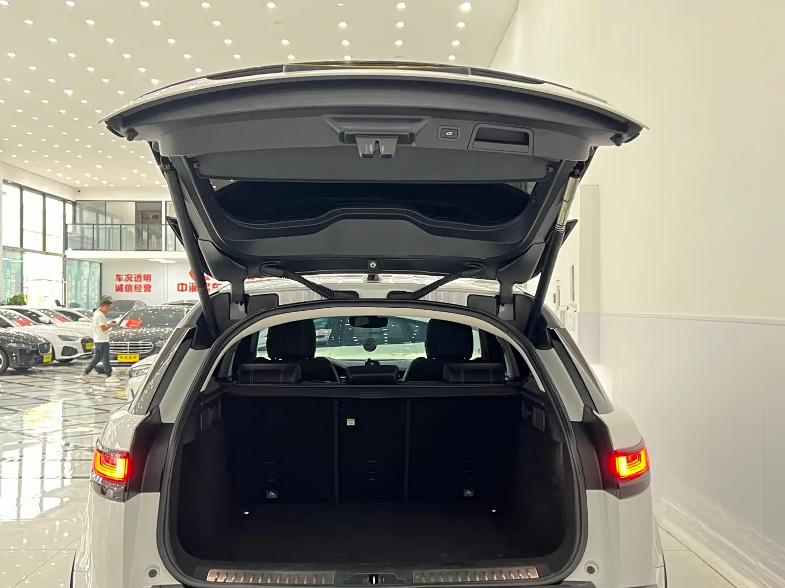 Фото 12 - Land Rover Range Rover Velar