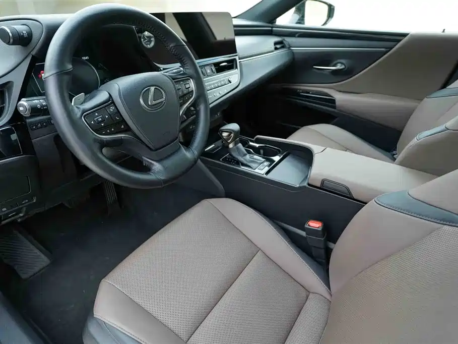 Lexus ES 2022 300h Excellence Edition фото 10