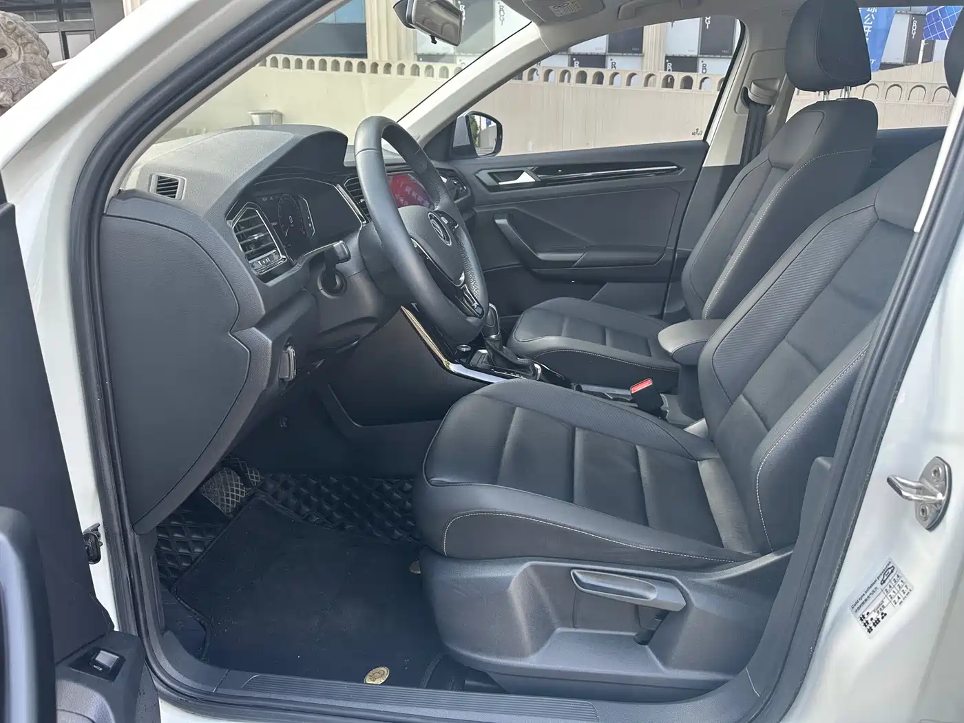 VOLKSWAGEN T-ROC EXPLORING SONGS
