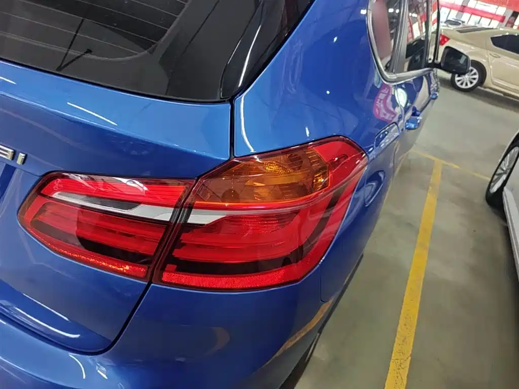 BMW 2 Series Touring 2018 218i Sport Line фото 8