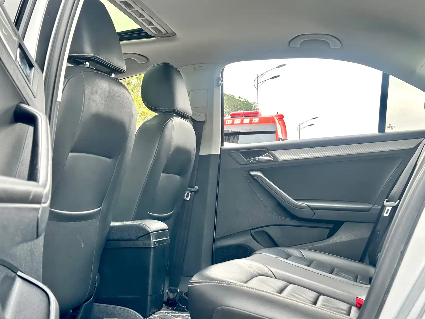 Volkswagen Jetta 2015 1.6L Automatic Luxury фото 34