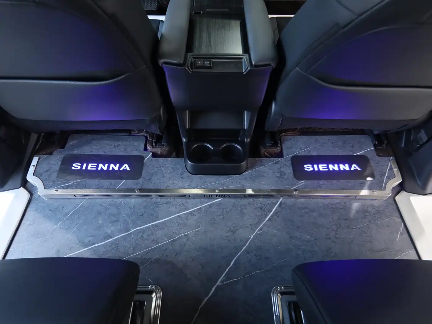 Toyota Sienna 2023 2.5L Hybrid Premium Edition фото 17