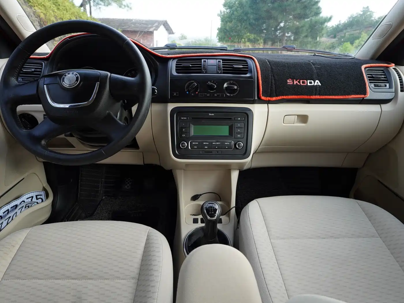 Škoda Fabia 2012 1.4L Manual Crystal Edition фото 2