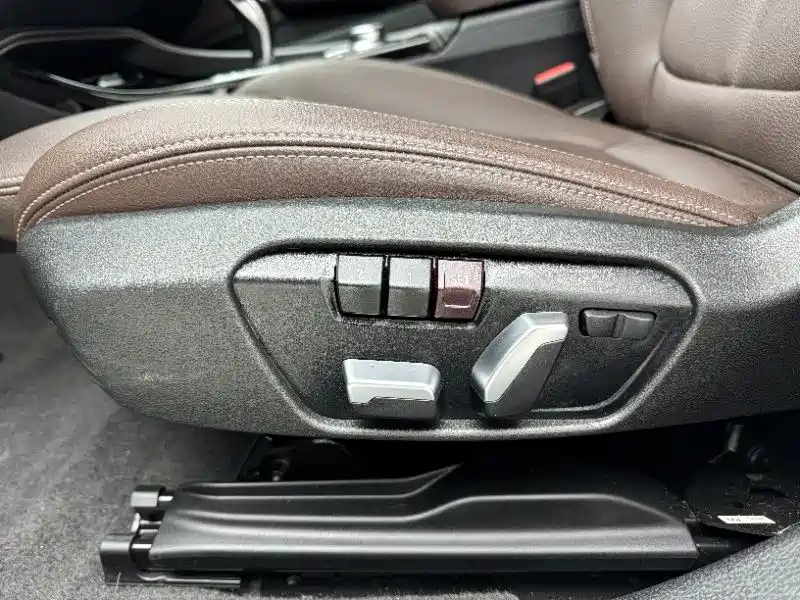 BMW 1 Series 2023 120i M Sport Shadow Edition фото 9