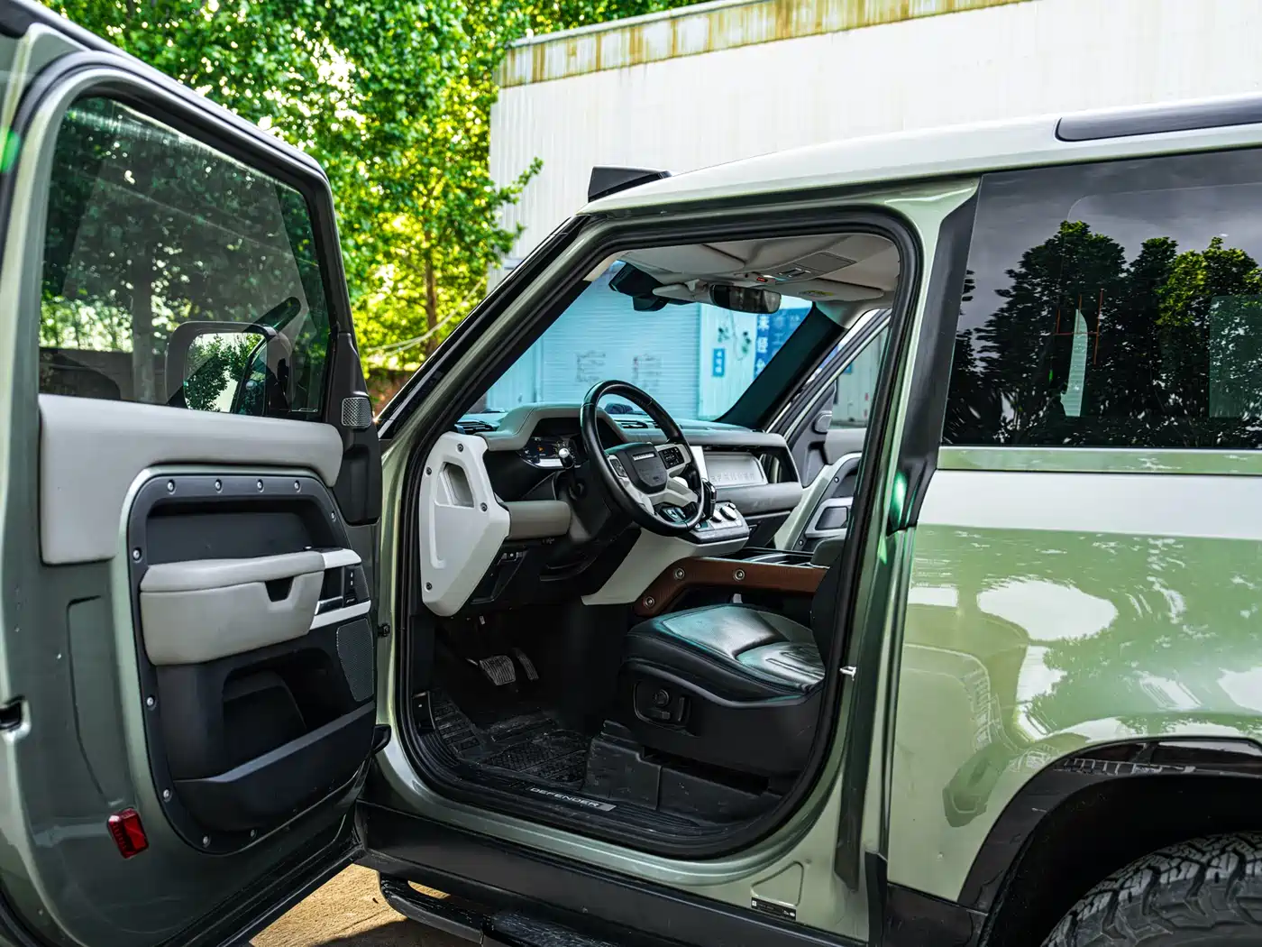 Land Rover Defender 2021 90 P400 Classic Replica Edition фото 9