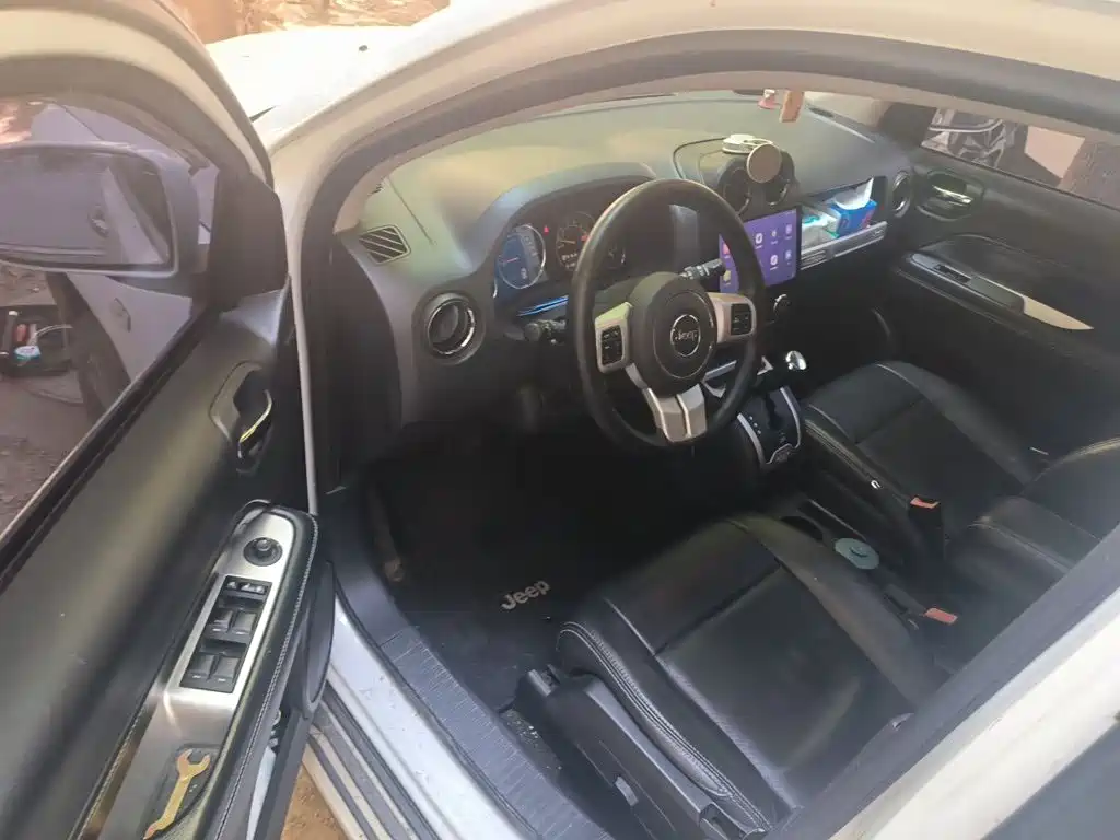 Photo 17 - Jeep Compass (Import)