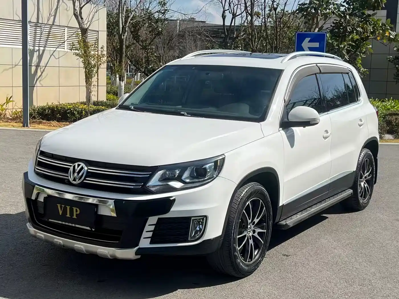 VOLKSWAGEN TIGUAN