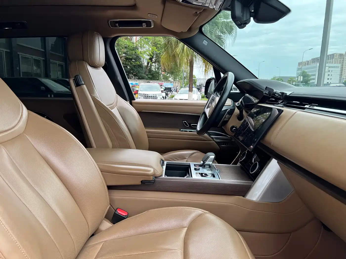 Land Rover Range Rover 2023 3.0 L6 400PS Golden Age 7-Seater Long Wheelbase фото 4