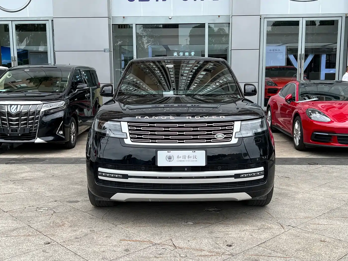 Land Rover Range Rover 2023 3.0 L6 400PS Golden Age 7-Seater Long Wheelbase фото 2