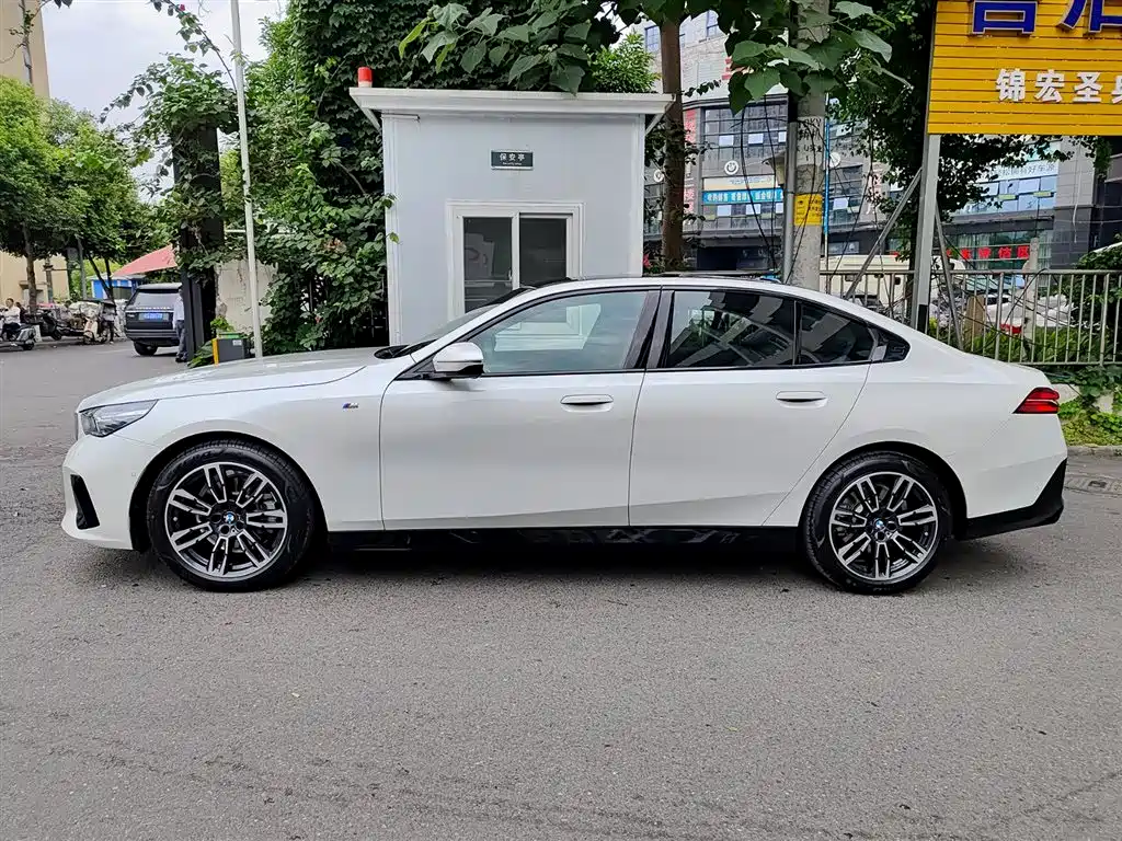 BMW 5 Series (Import) 2024 Model 525i M Sport Package фото 3