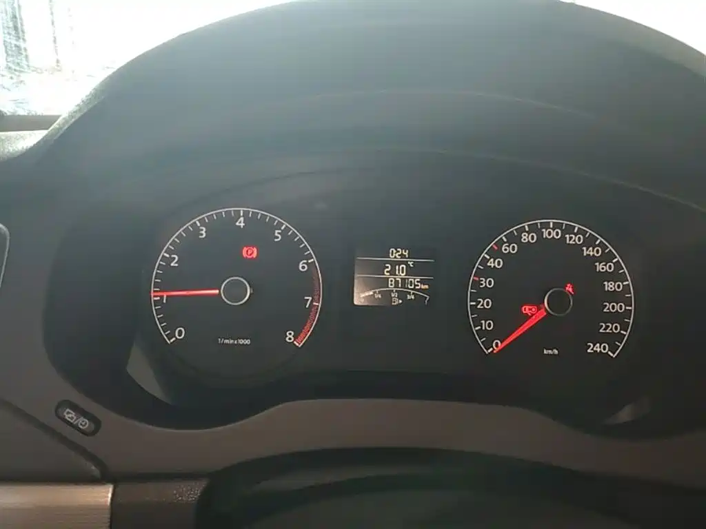 Volkswagen Sagitar 2014 Facelift 1.6L Manual Comfort фото 12