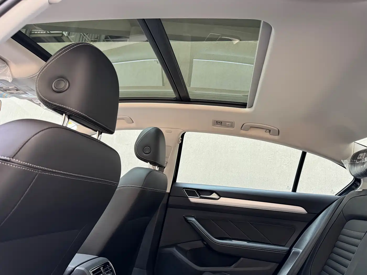 Volkswagen Magotan 2023 2 Million Units Commemorative Edition 280TSI DSG Comfort фото 19