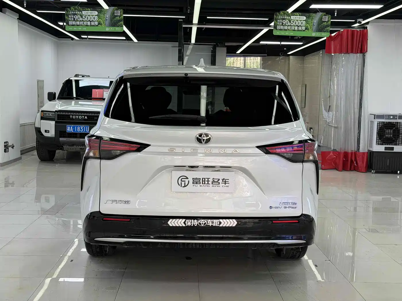 Toyota Sienna 2024 2.5L Hybrid 4WD Premium Edition фото 6