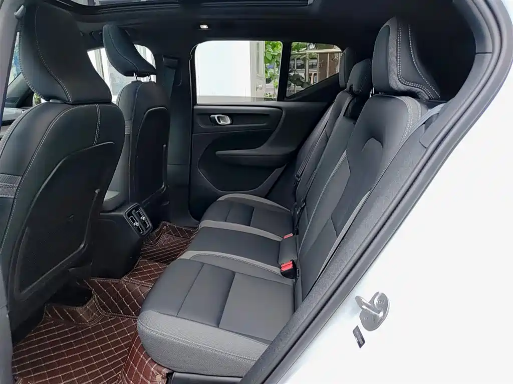 Фото 8 - Volvo XC40