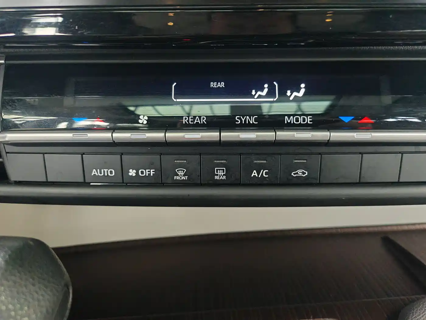 Toyota Granvia 2023 2.5L Hybrid Comfort Edition фото 10