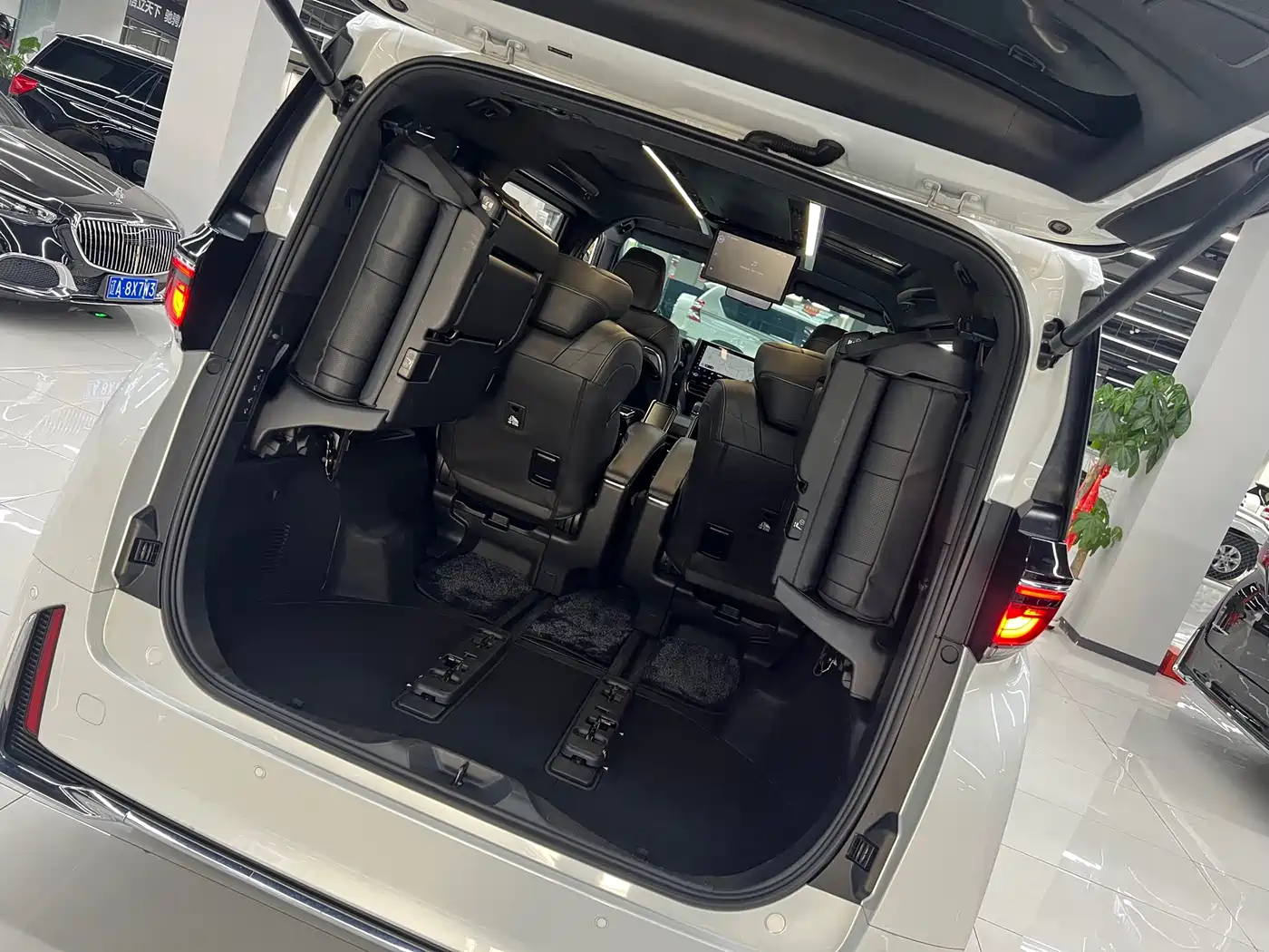 Toyota Vellfire 2024 Crown Hybrid 2.5L Executive Premium Edition фото 8
